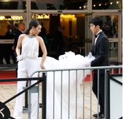 井柏然，馬思純徘徊在戛納紅毯門口