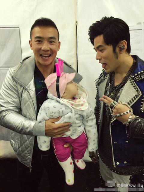 劉畊宏抱孩子與周杰倫合影 周董賣(mài)萌逗小朋友