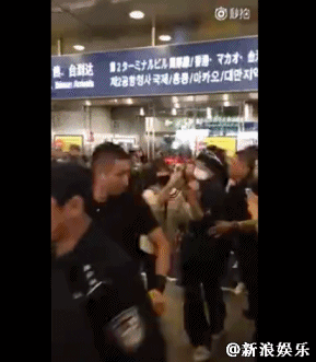 Bigbang權(quán)志龍抵達北京 保鏢怒推女粉絲 Bigbang權(quán)志龍抵達北京 保鏢怒推女粉絲