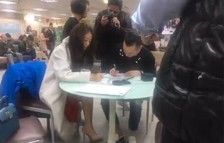 安以軒與富商男友登記完婚照曝光 安以軒與富商男友登記完婚照曝光