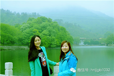 奧斯卡汽車影城的美女和這個(gè)風(fēng)景融入的真好啊，有木有？！