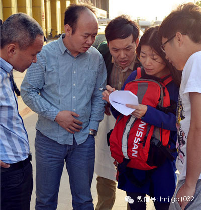 五點(diǎn)五十左右，聽眾們陸陸續(xù)續(xù)到達(dá)鄭州捷和汽車，首先要做的第一件事就是找我們的工作人員要車標(biāo)