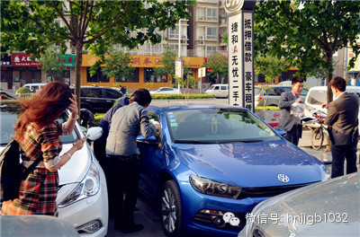 當(dāng)然，小編認(rèn)為最高境界是這位美女，這張照片應(yīng)該取名為論美女的自我修養(yǎng)。