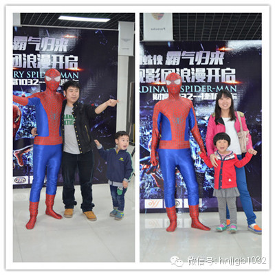 貼完車標(biāo)回到大廳，一位蜘蛛俠模樣的男子瞬間吸引大家的眼球