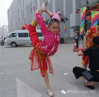 先練練功，為一會兒的演出做準備