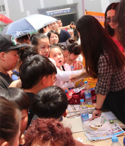 禮品領(lǐng)取處，這是要把工作人員圍攻的節(jié)奏啊。