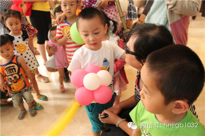 拿到氣球玩具的小朋友，瞬間成了焦點(diǎn)，周圍的小朋友都想和你做朋友，你知道嗎？