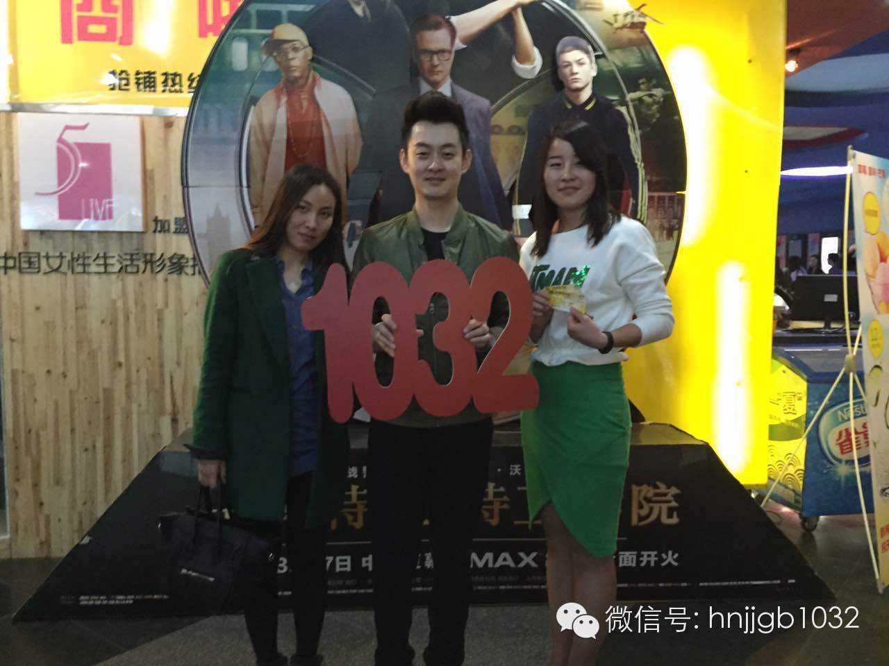 傳說中的Johnny終于現(xiàn)身啦！還是美女魅力大哦。帥哥美女好養(yǎng)眼，小編忍不住要多看幾眼呢。