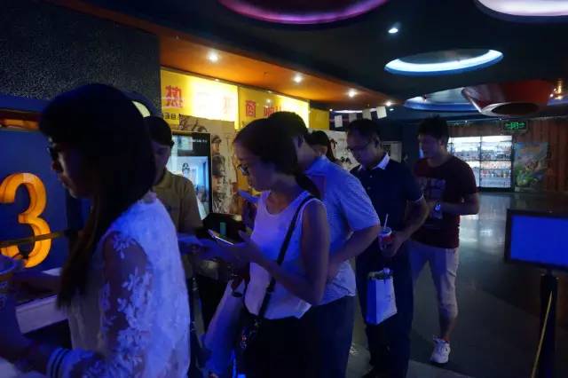 電影馬上開(kāi)始，排隊(duì)入場(chǎng)嘍