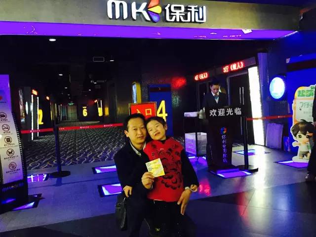 再來看兩個萌娃，表情都好有戲！