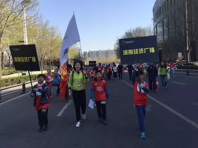 出發(fā)啦！小朋友和大朋友們昂首闊步向賽場邁進！
