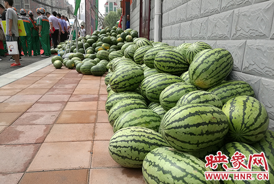 經(jīng)濟廣播工作人員和愛心企業(yè)給正在忙碌的環(huán)衛(wèi)工人、交警等送去一萬六千多斤西瓜和近百提礦泉水。