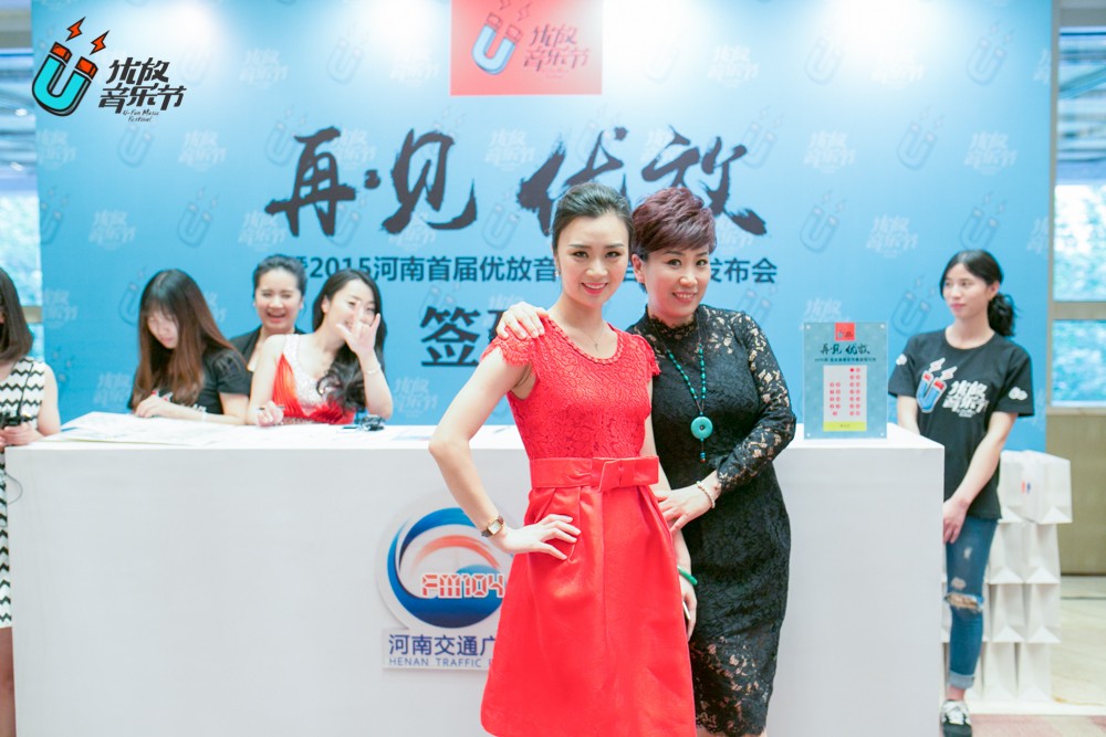 貼心的南方姐姐和美女主播小佩，海洋是不是每天都要流口水呀！