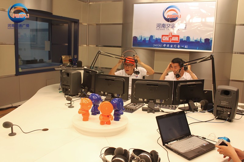 李憲和張弛怎么這么開(kāi)心！又不是你們倆中獎(jiǎng)了！