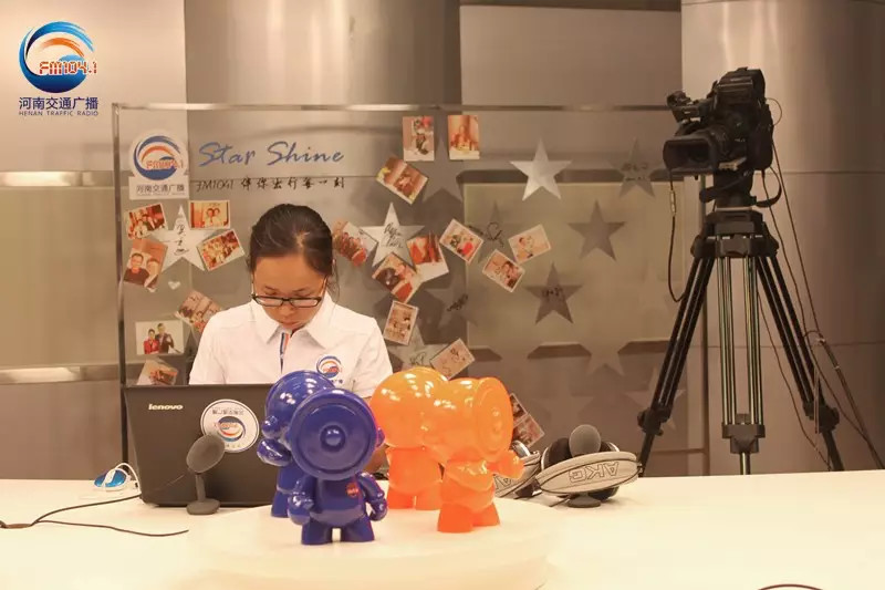 還是抽獎(jiǎng)的姑娘比較認(rèn)真！為保證抽獎(jiǎng)的公平公正，映象網(wǎng)進(jìn)行了全程視頻直播。