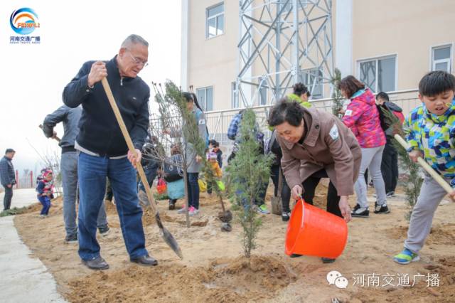 恩愛的老人一起種下一棵小樹苗，健健康康白頭偕老~