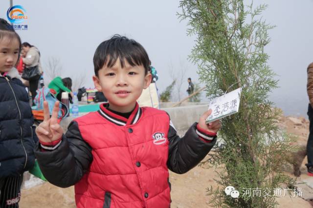 耶！你看，這是我種下的小樹苗！