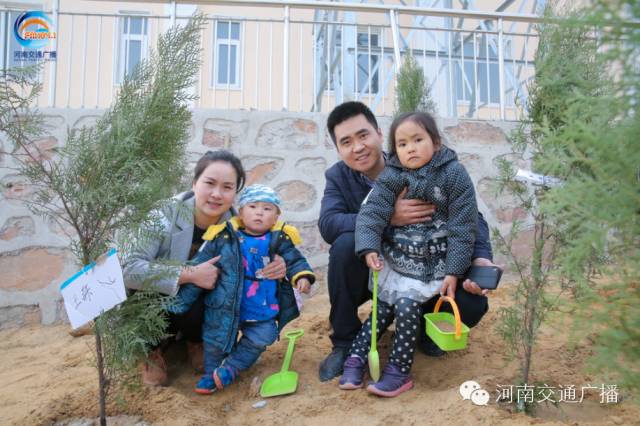 一家四口，一起種下我們的小樹，和寶貝兒們一起茁壯成長！