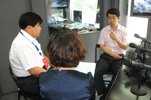 直播前的北京安貞醫(yī)院副院長周生來（右１）、大慶油田總醫(yī)院集團總經(jīng)理劉湘彬（左１）