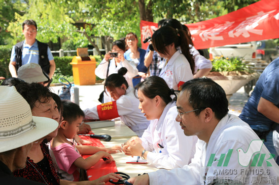 河南省中醫(yī)一附院的醫(yī)生在義診 河南省中醫(yī)一附院的醫(yī)生在義診