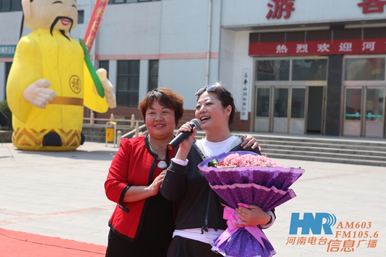 長壽山景區(qū)董事長、總經(jīng)理孫春花與主持人周迪