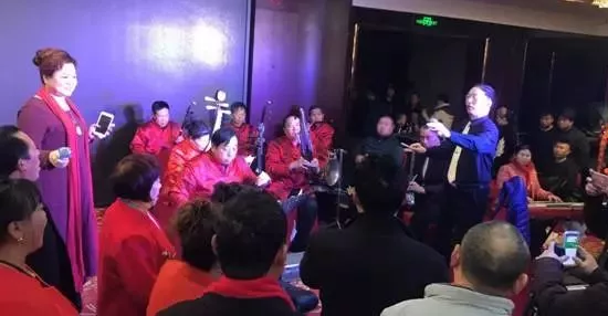 現(xiàn)場的樂隊(duì)老師也是咱的戲迷朋友，為了周迪的見面會(huì)今天累也開心