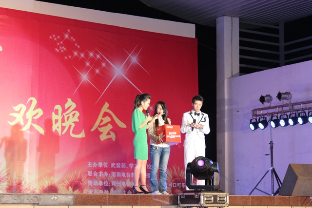 教育廣播女主播葉子現(xiàn)身晚會(huì)，全場沸騰