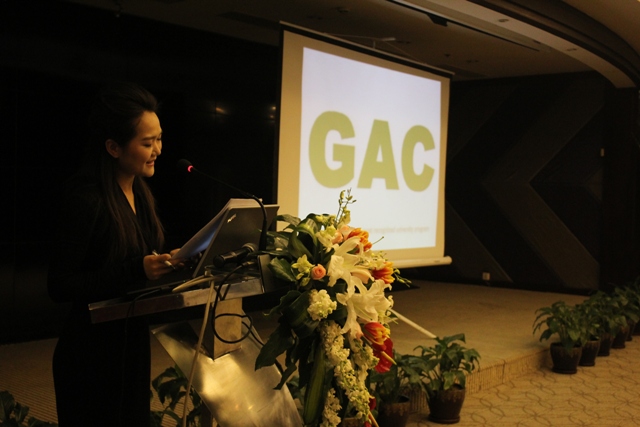 發(fā)布會開始，教育廣播女主播子楊現(xiàn)場主持