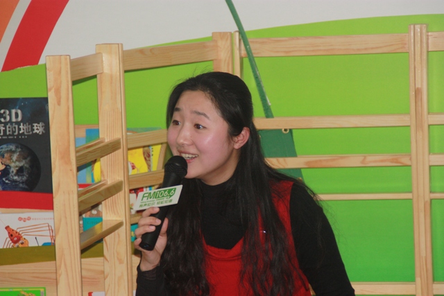 女主播“卷卷貓”親臨現(xiàn)場，繪聲繪色為孩子們講故事