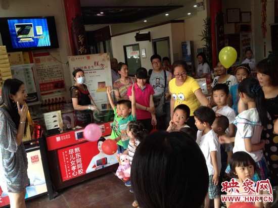 活動(dòng)開始前，1066城市之聲的主持人跟孩子們進(jìn)行現(xiàn)場(chǎng)互動(dòng)。