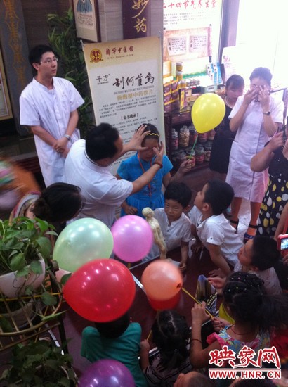 活動(dòng)開始了，濟(jì)華中醫(yī)館的保健按摩專家李老師為大家講解如何有效預(yù)防青少年近視。