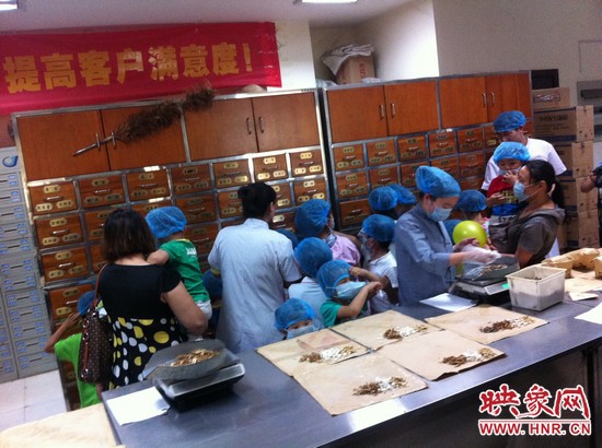 　　接下來，要進(jìn)入到有中醫(yī)“博物館”之稱的中藥房去探秘啦！藥房那些小抽屜里面裝的是什么？孩子們很好奇