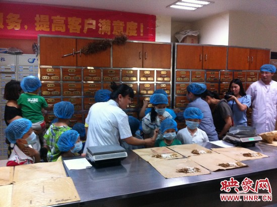 咦，藥房里的叔叔阿姨他們從小抽屜里拿出的藥又是什么？這些中藥放在一起有什么功效呢？