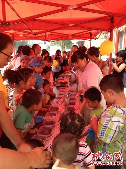 為了不影響中藥房里藥劑師正常工作，我們把孩子們?cè)谡J(rèn)中藥和裝香囊的兩個(gè)環(huán)節(jié)搬到了室外