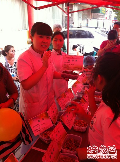 這是什么一，那又是什么？小腦袋不停的在思索，而小手和小鼻子也沒閑著，時(shí)不時(shí)地摸一摸、聞一聞！