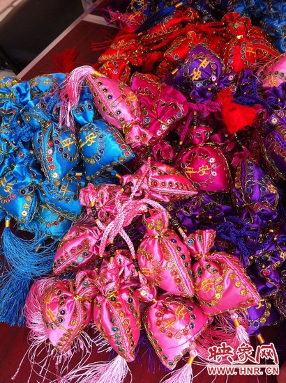 孩子們的好奇心得以大大的滿足，接下來就要裝香囊啦，你看，五顏六色的香囊多漂亮！