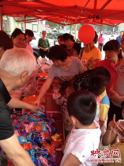 中醫(yī)館裝備了防蚊蟲、預(yù)防手足口等四個(gè)藥方，并把這些藥磨成粗粉，每個(gè)孩子把不同藥方粉裝如香囊?guī)Щ丶? complete=