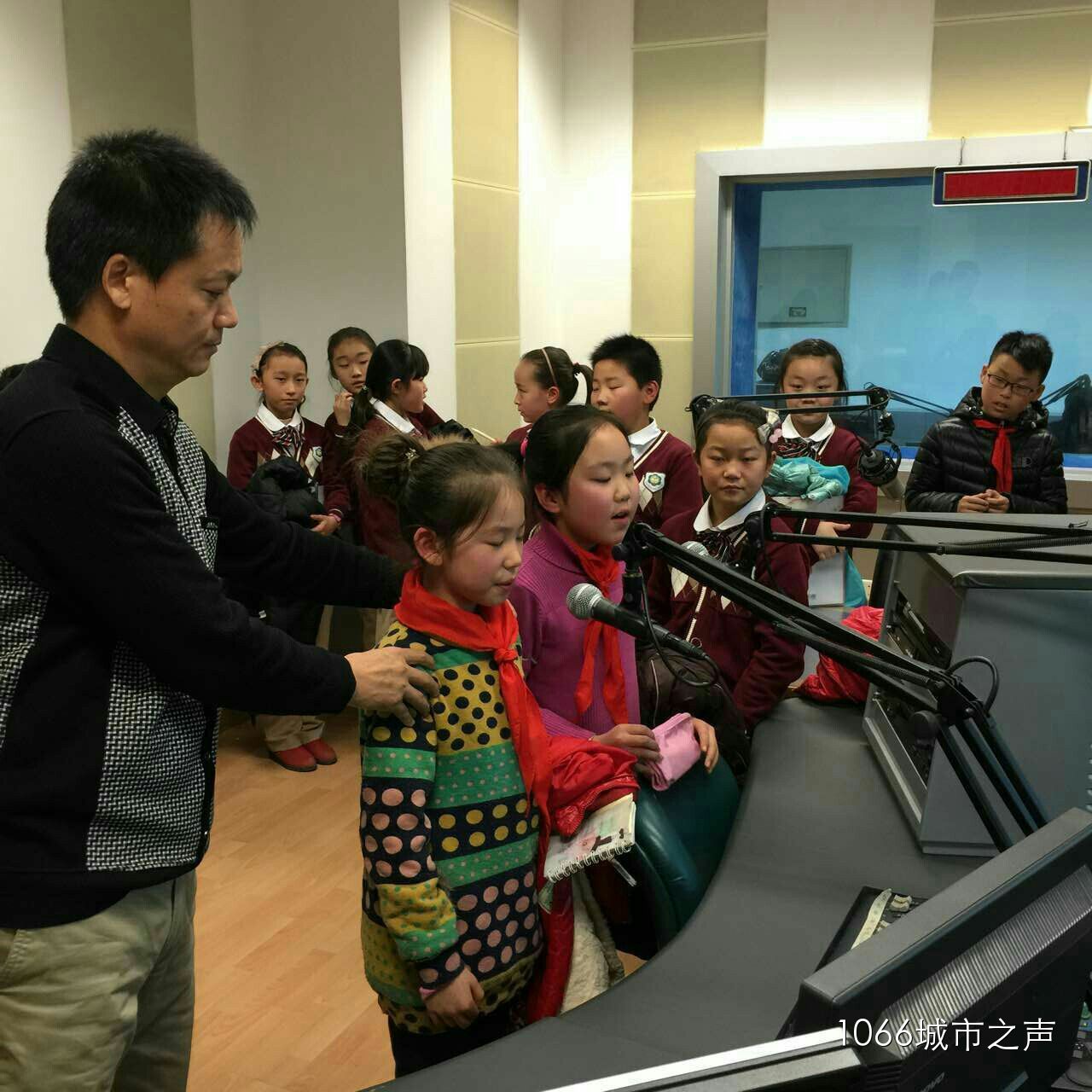 現(xiàn)場(chǎng)接受播音指導(dǎo)，有模有樣耶！