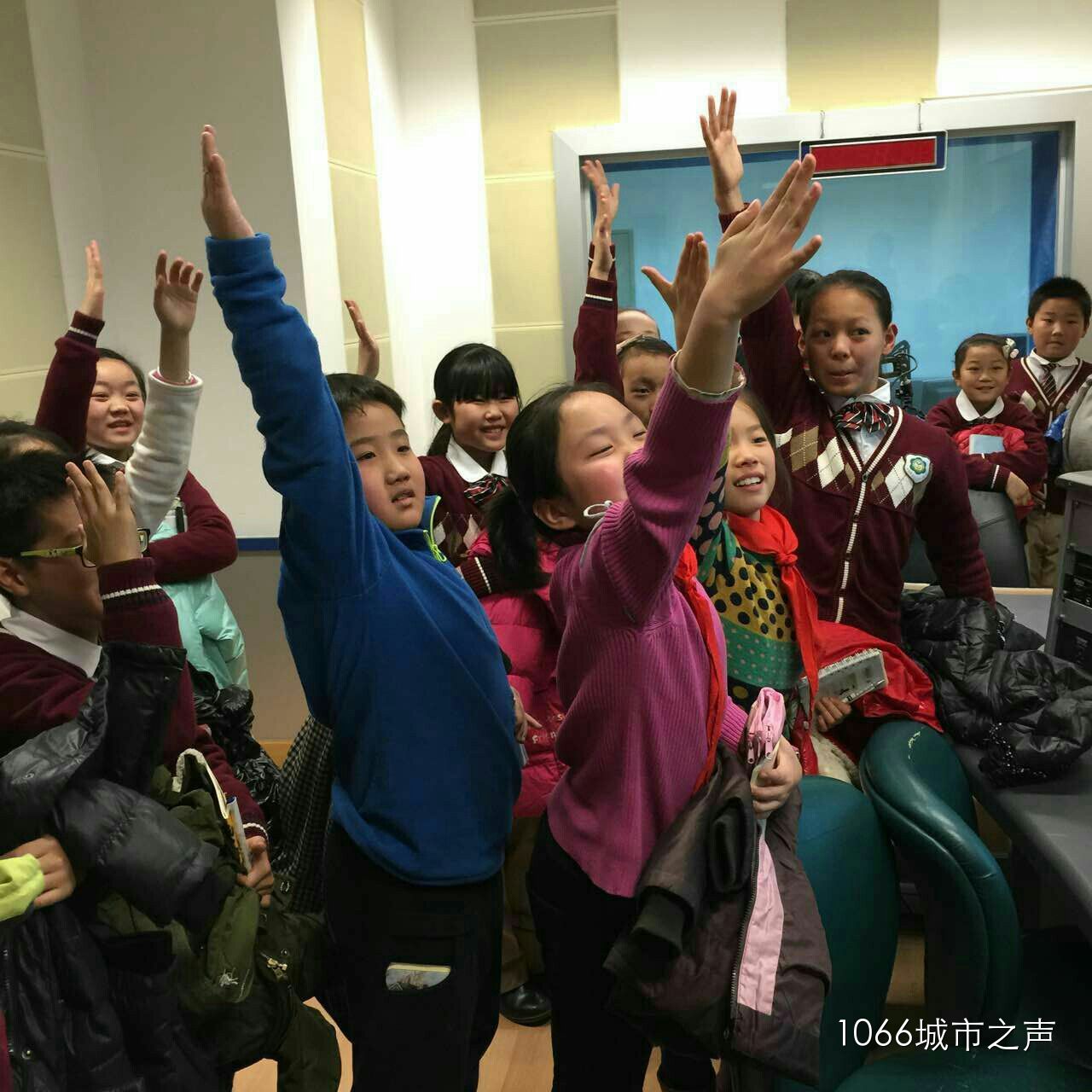 第一次體驗(yàn)話筒前的感覺，同學(xué)們爭(zhēng)先恐后！