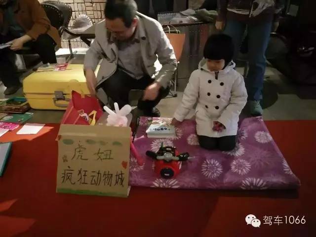 這位小老板的攤位擺的有模有樣的，不過旁邊這位酷爸怎么這么眼熟？