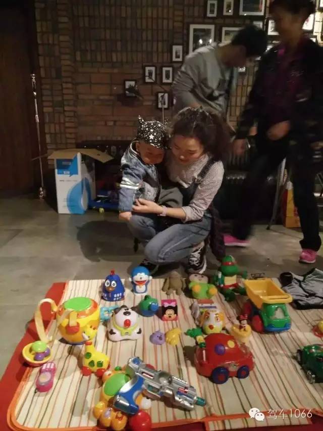 本次活動最小的小老板，最后放大招了，玩具隨便拿，這壕情也沒sei了！