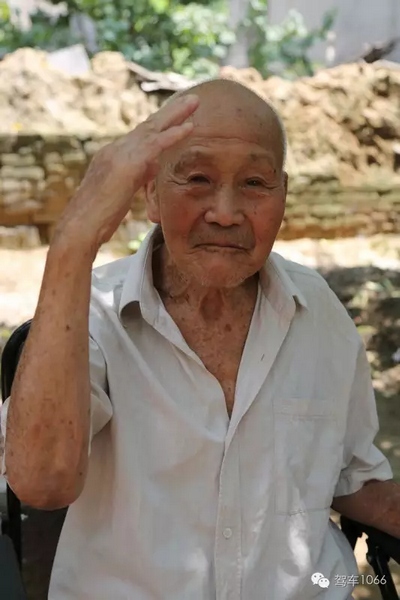 老兵身子骨不行了，九十多歲了……也許軍禮不那么標(biāo)準(zhǔn)了，但是這一幕還是感動(dòng)到了我們……