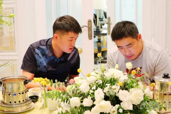 這種熱烈的氣氛，一直延續(xù)到飯桌上