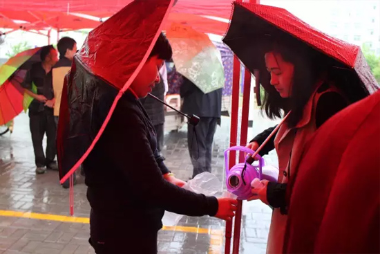 在寒冷的天氣中，為了能讓專家大夫們喝上熱水，紅改主任與柳青不斷的給大家添水。