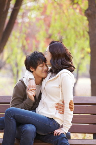 女人的崇拜或同情導(dǎo)致愛(ài)情(圖片來(lái)源：華蓋)