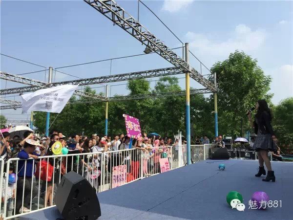 輕輕躍起、優(yōu)美身段，新聞小姐李江