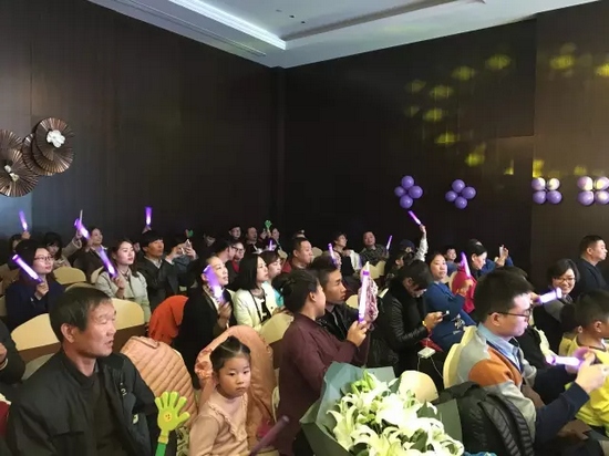 中午13:00多，觀眾陸續(xù)入場(chǎng)