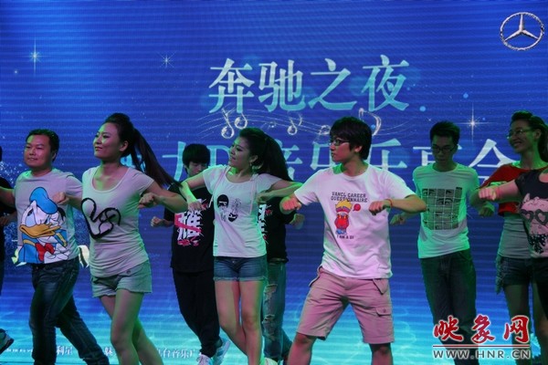 熱情洋溢的開場舞，DJ們?nèi)硇耐度? complete=