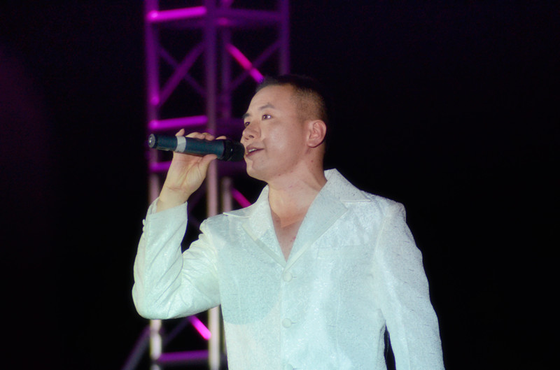 魅力881河南音樂廣播 《新聞連珠炮》新聞先生 凱文 演唱曲目:《愛你一萬年》 魅力881河南音樂廣播 《新聞連珠炮》新聞先生 凱文 演唱曲目:《愛你一萬年》