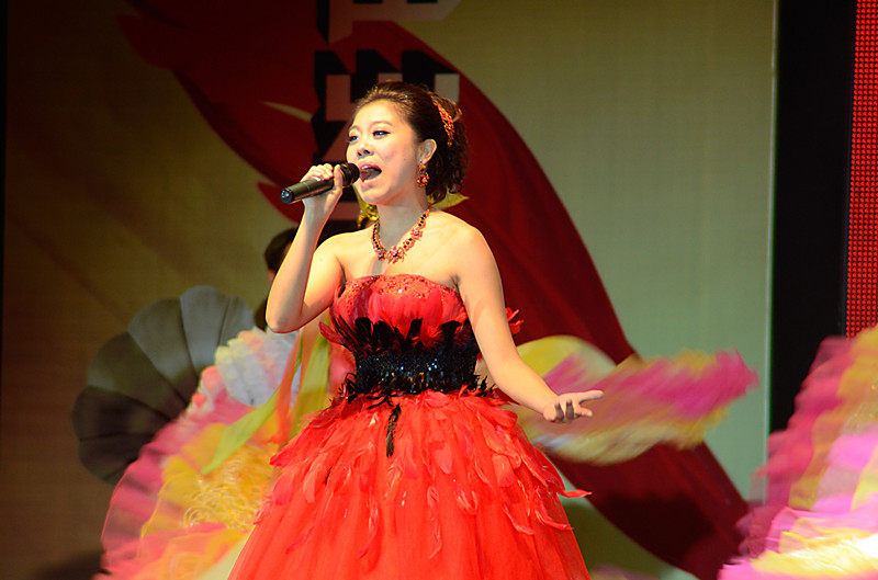 魅力881河南音樂廣播 《新聞連珠炮》新聞小姐 三大女高音之一 李江 演唱曲目:《為祖國干杯》 魅力881河南音樂廣播 《新聞連珠炮》新聞小姐 三大女高音之一 李江 演唱曲目:《為祖國干杯》